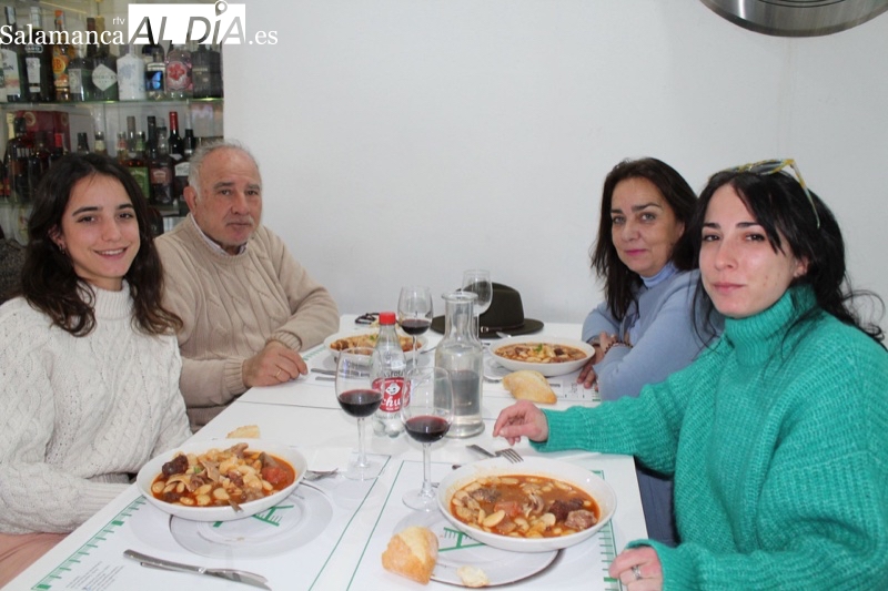 Inmejorable ambiente y mesas llenas protagonizan la alubiada de San Antón en Los Álamos Gastrolab