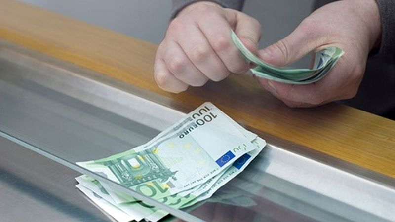 Piden que retirar dinero en efectivo del banco sea gratis para todos los usuarios