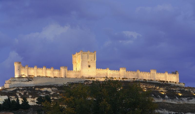 Castellanos de Moriscos organiza una excursión a Peñafiel para sus mayores