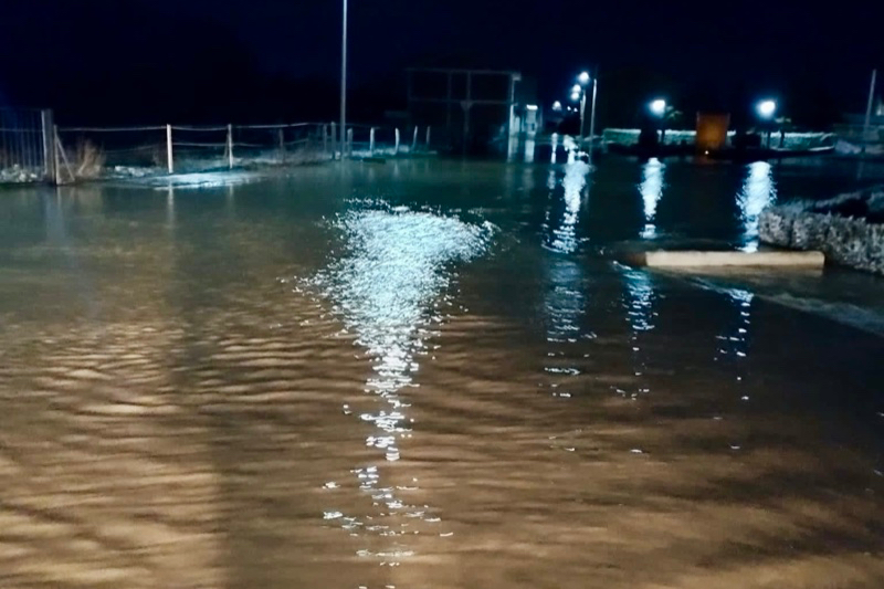 Dos personas rescatadas tras quedar atrapadas en la inundación y numerosas salidas de los Bomberos de Peñaranda: Complicada noche de emergencias en la comarca