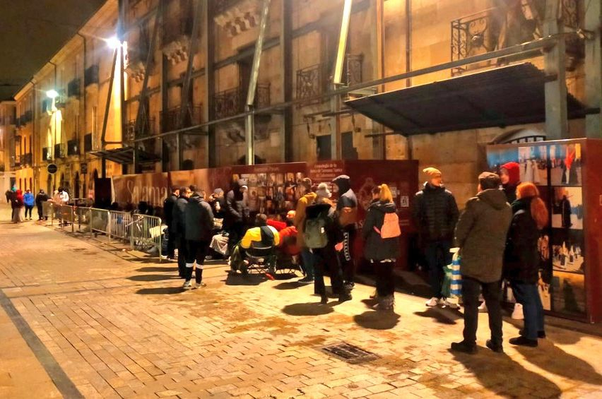 Nueva jornada con cola desde la madrugada para conseguir entradas para el Unionistas - Barcelona