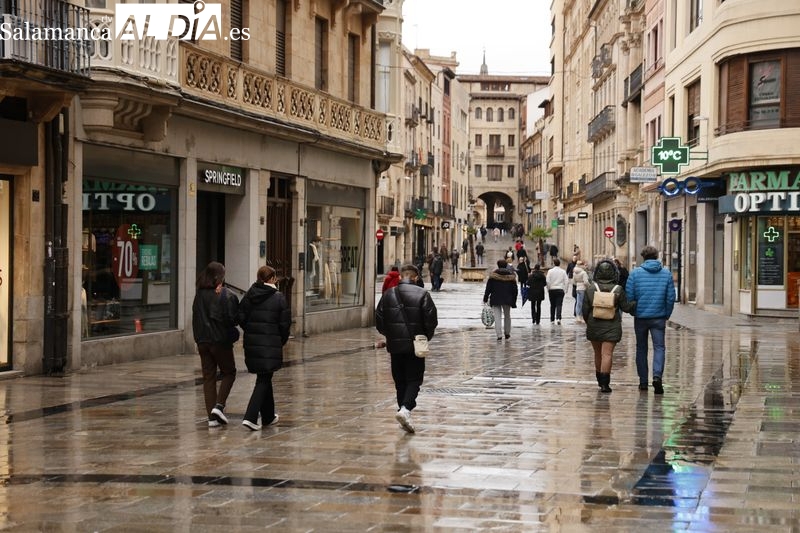 La lluvia desincentiva las compras en el domingo de apertura comercial
