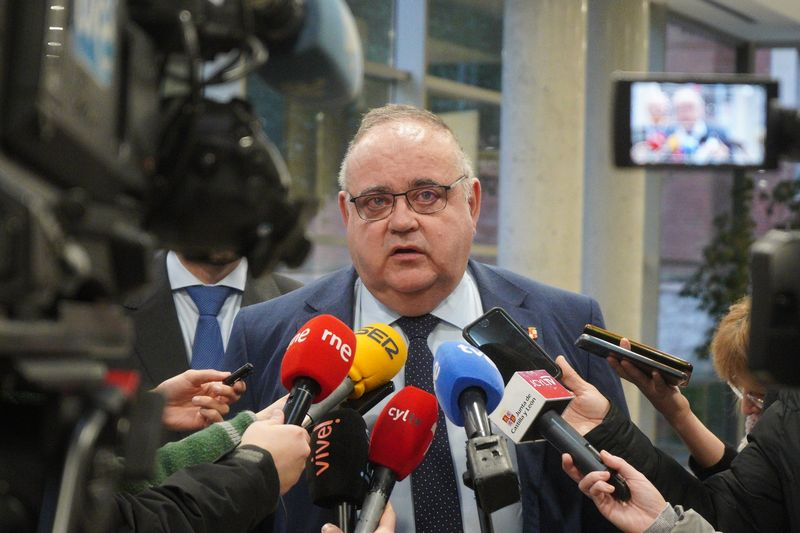 Castilla y León acata, por lealtad institucional, la obligatoriedad de la mascarilla pero recela de su rigor científico