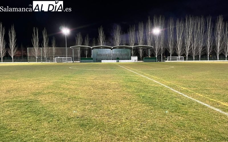 El Ayuntamiento mejora la iluminación del campo de fútbol La Dehesa