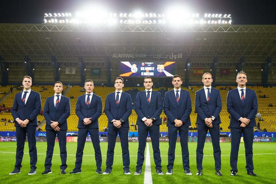 ¿Cómo se prepara un árbitro para un partido del Madrid o Barcelona?: estudiar las alineaciones, el balón parado, la táctica...