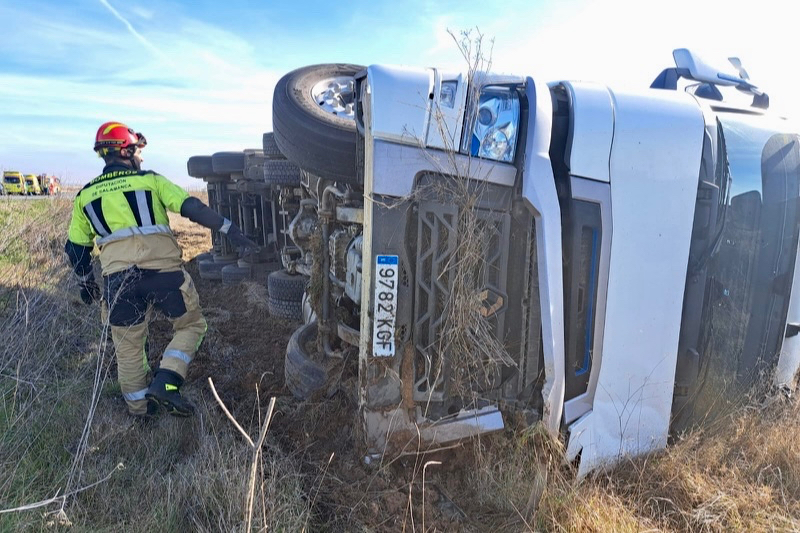 Heridos en Babilafuente tras el vuelco de un camión que chocó con un turismo 
