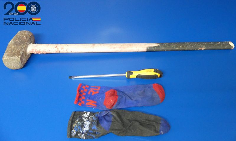 La Policía Nacional detiene a un varón in fraganti cuando trataba de robar en un bar de la capital