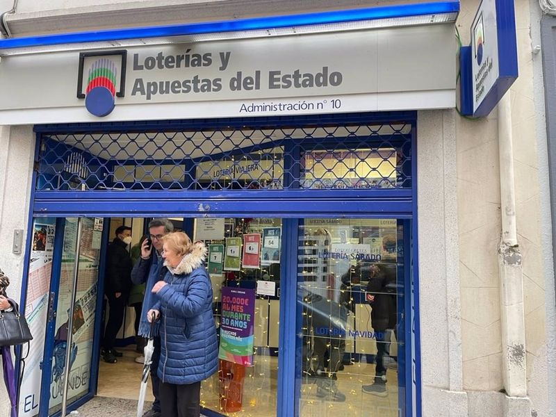 Dos encapuchados atracan a punta de pistola una administración de lotería en Lugo y se llevan 400.000 euros
