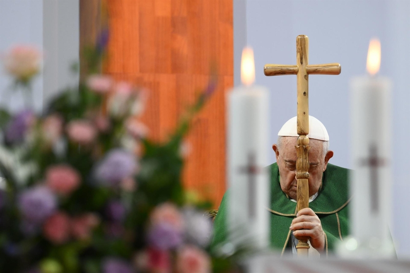 El Vaticano aclara que las bendiciones a parejas homosexuales no es un visto bueno y pide que duren pocos segundos