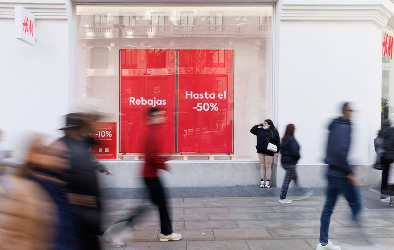 Inditex y El Corte Inglés inician rebajas el domingo en tiendas físicas, que adelantan al sábado en web