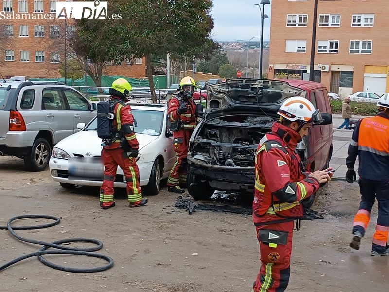 Susto junto al aparcamiento de las Pajas por el incendio de una furgoneta