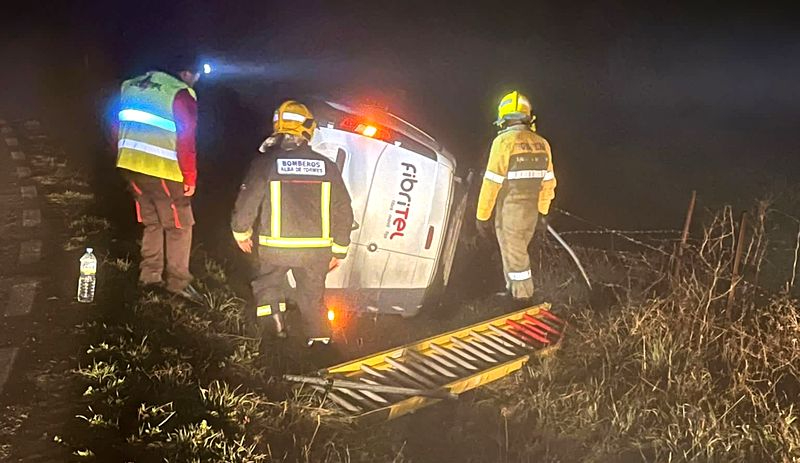 Susto en Anaya de Alba por el vuelco de una furgoneta