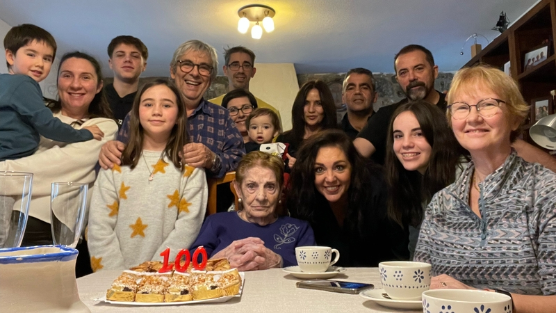 Elisa Giro Calvo celebra los 100 años rodeada de su familia