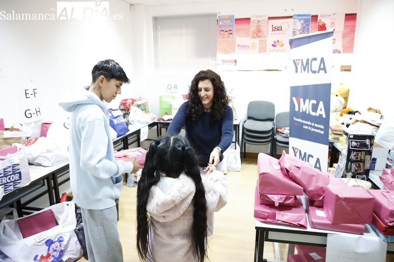 Entrega de regalos para los menores participantes en actividades de YMCA en Salamanca