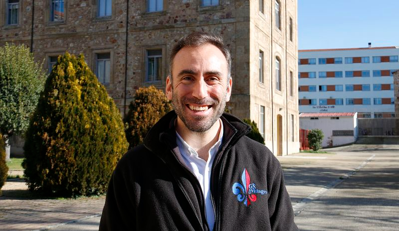 Descubrió su vocación religiosa y dejó su trabajo en un banco para hacerse jesuita