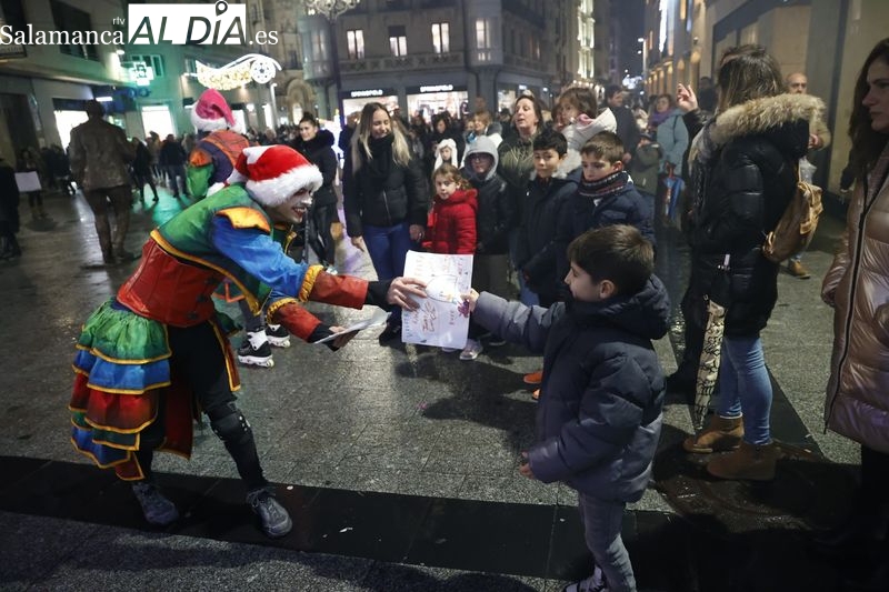 Vuelven los Carteros de la Navidad, un pasacalles que desafía al frío y la lluvia
