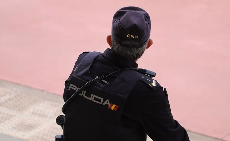 Dos policías evitan que un hombre muera atragantado por un torrezno en un bar