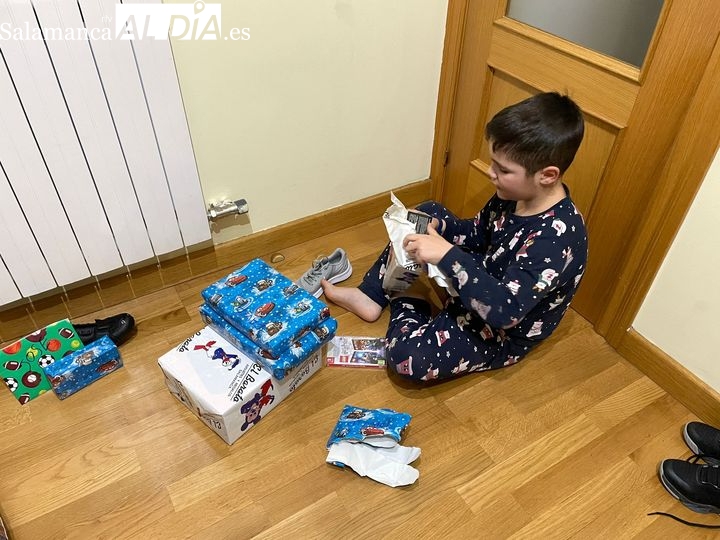 Ilusión y magia entre los niños de Salamanca abriendo sus regalos de Reyes