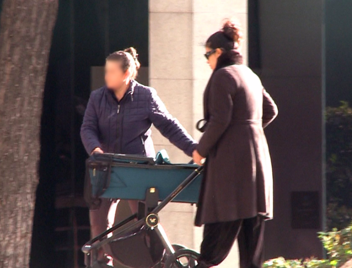 Gabriela Guillén disfruta de un paseo con su bebé