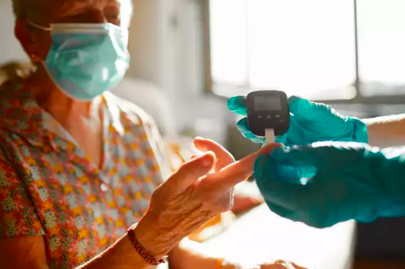 Los médicos muestran su apoyo a las CCAA que han implantado la obligatoriedad de la mascarilla