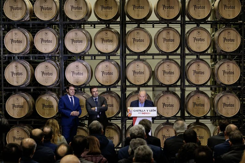 Mañueco destaca el potencial del sector vitivinícola de la comunidad como fuente de riqueza y empleo en el medio rural