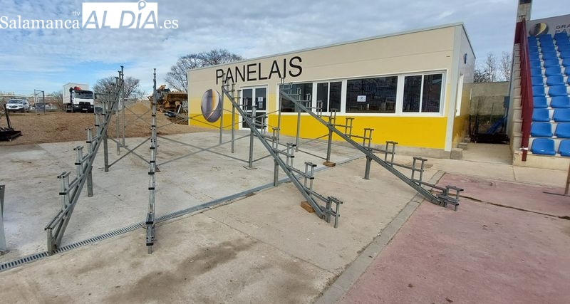 Instalado el soporte de la última grada supletoria en el Reina Sofía: ahora queda decidir si se mantienen las cuatro nuevas o se retira alguna