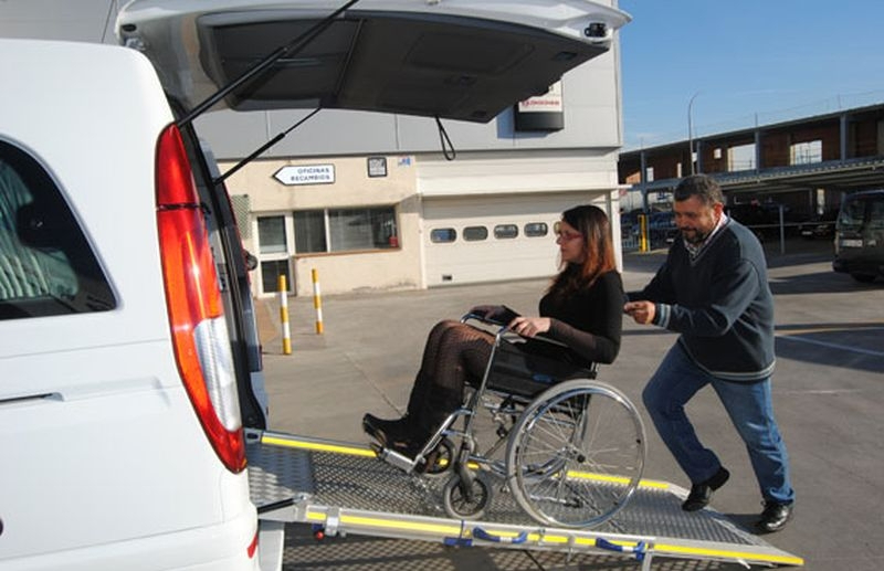 Taxista de un taxi adaptado, una profesión de futuro