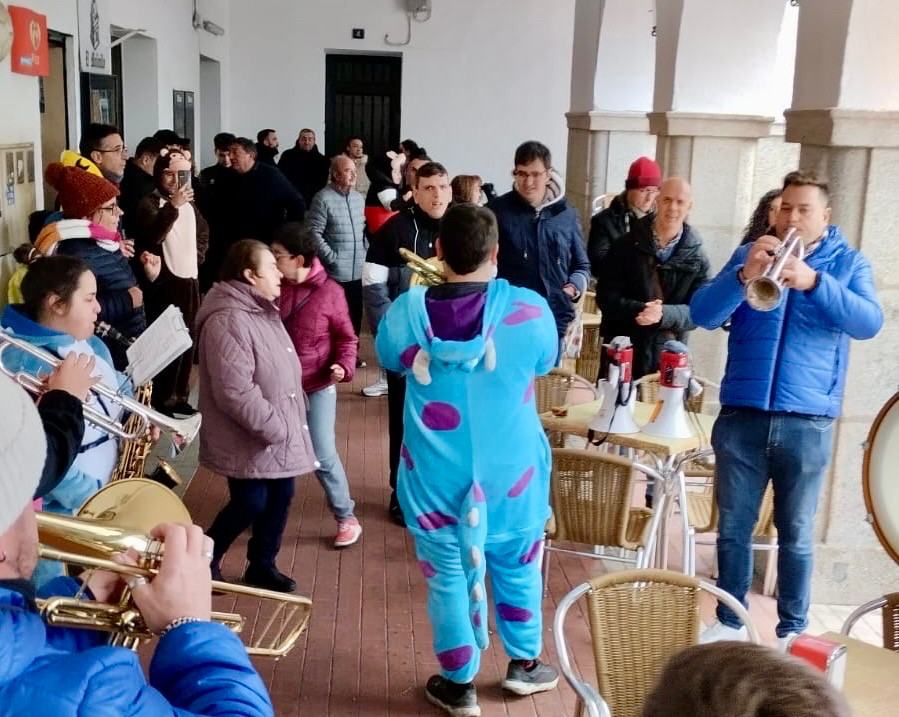 ‘Los del Lio’ ponen ambiente festivo en un novedoso pasacalles de carnaval