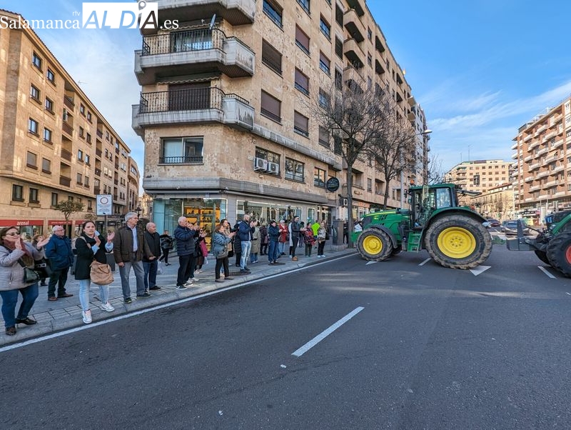 Aplausos al paso de los tractores por el centro de Salamanca