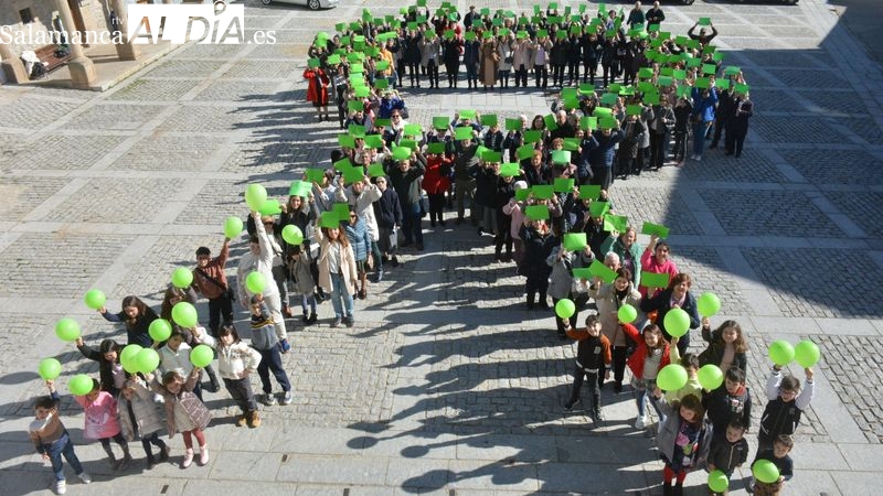 Los vecinos del Abadengo se unen en un gran lazo humano contra el cáncer