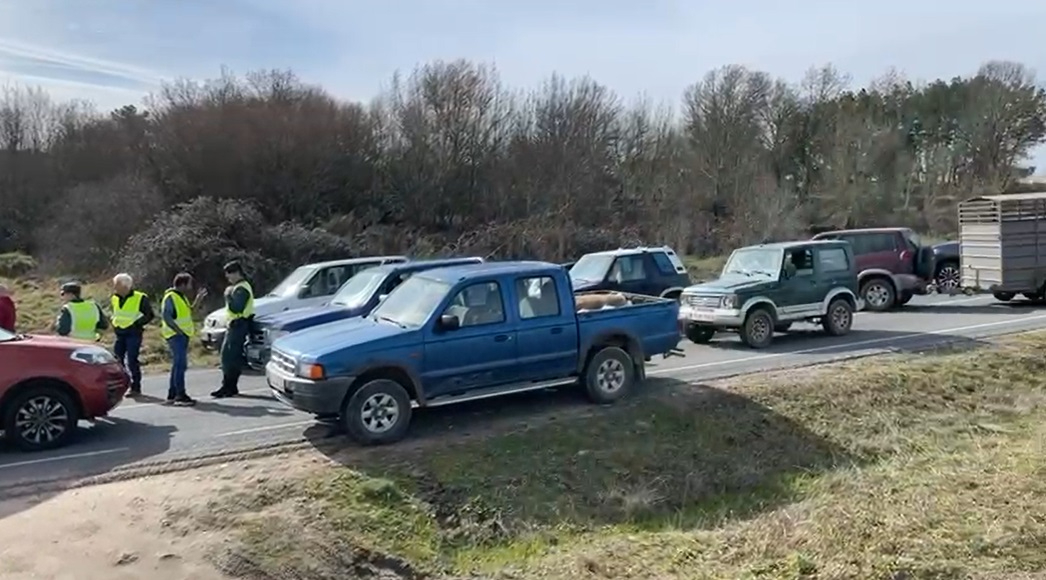 Los vehículos buscan escapatoria por Alberguería y Alameda, pero se topan también con manifestantes