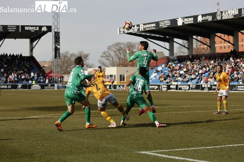 Posibles novedades en Primera Federación la temporada que viene: podría volver el césped artificial y disminuirse el aforo a causa de los filiales