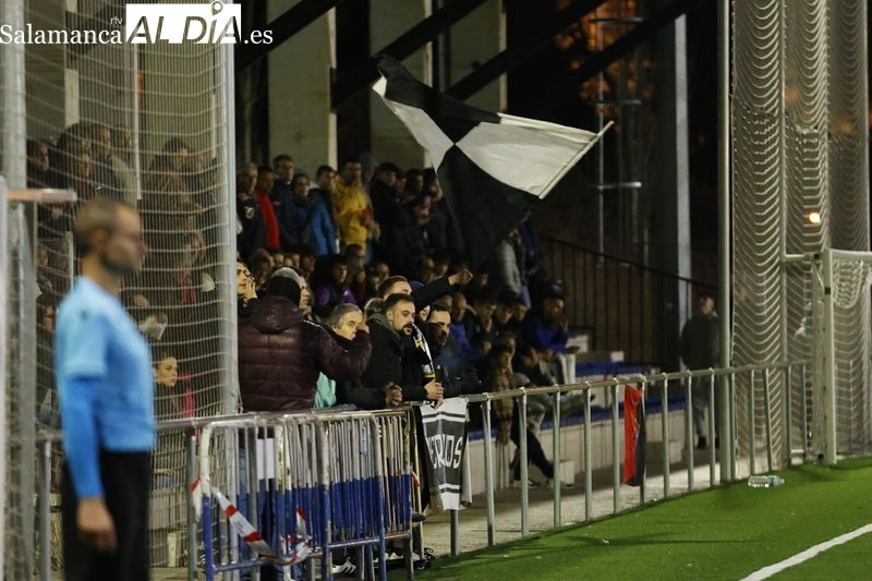 Solicitan ocho meses sin entrar al Reina Sofía a varios aficionados de Unionistas por el tifo y las bengalas usadas en el derbi de filiales