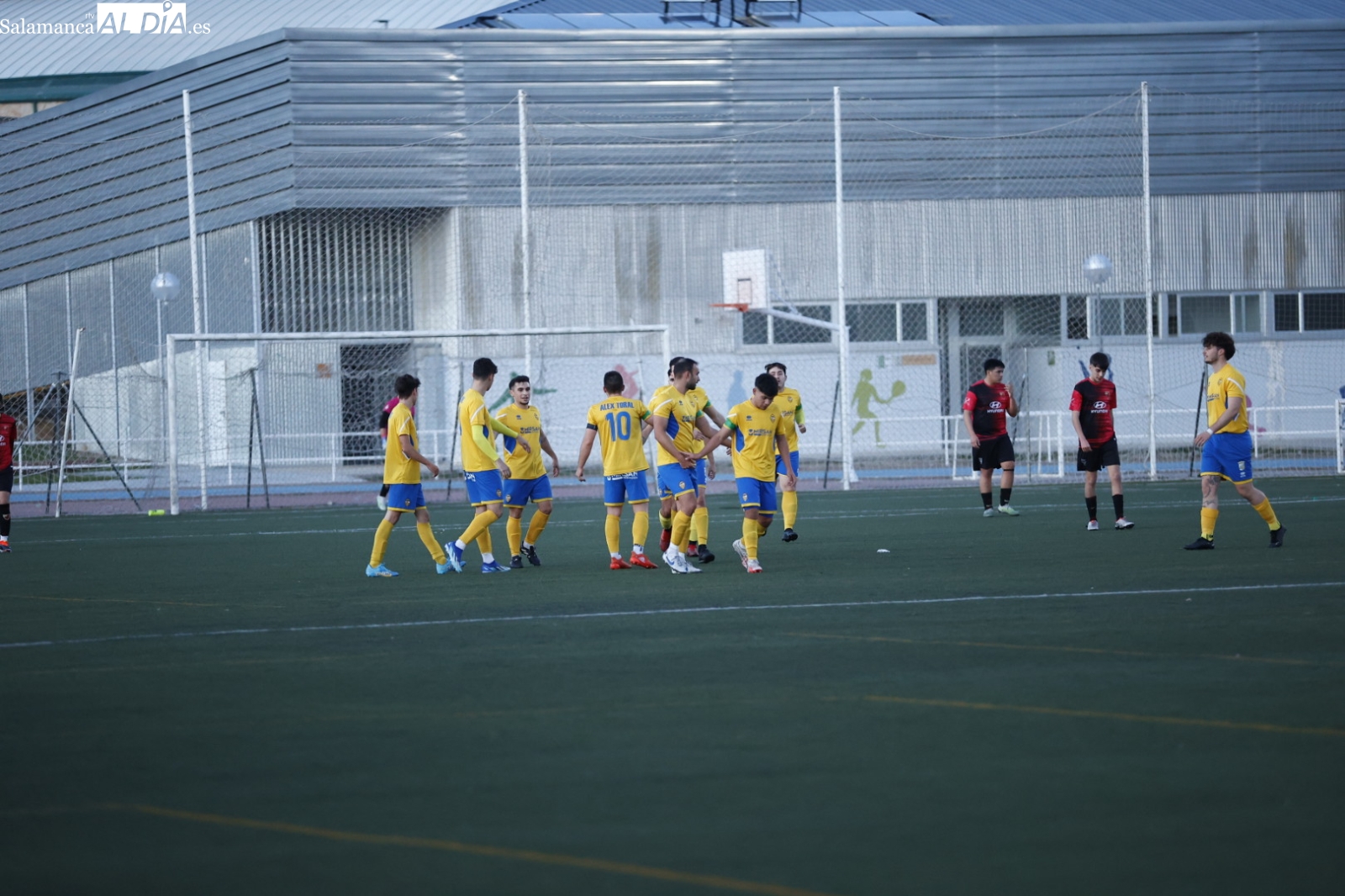 El Monterrey golea al Sporting Carbajosa B y aprovecha el pinchazo del Helmántico para ser líder en solitario (0-6)