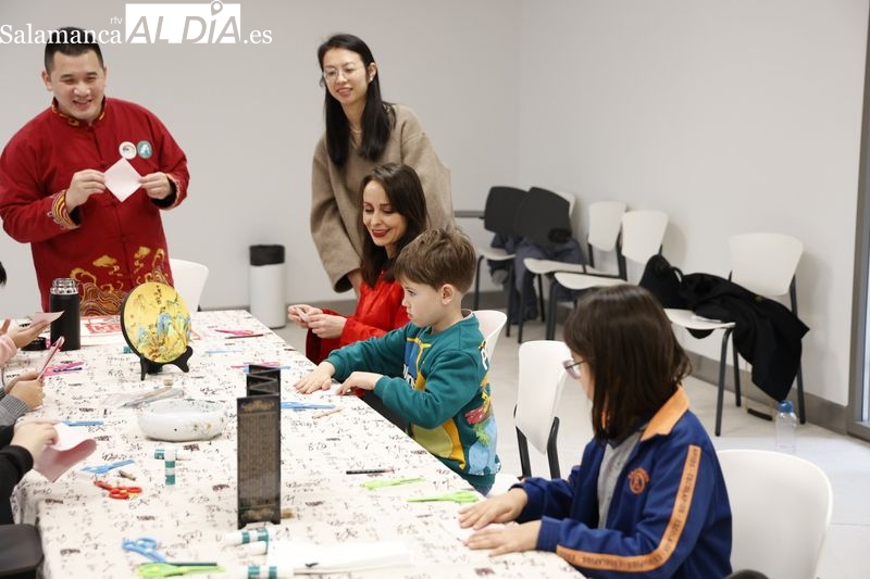Los más pequeños aprenden a realizar manualidades chinas
