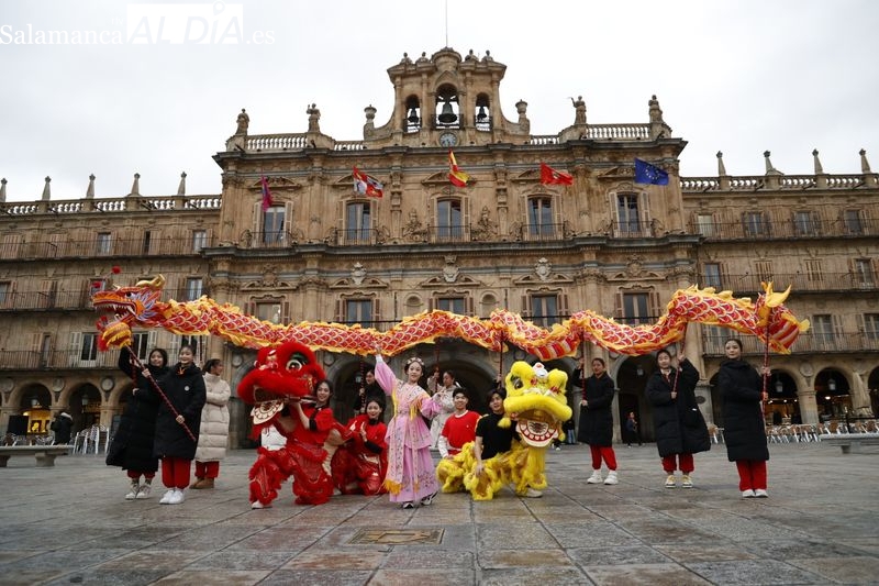 El baile del dragón y los leones anima el centro de Salamanca