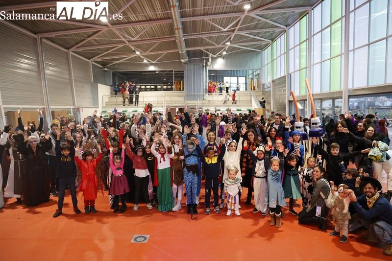 Pequeños y mayores disfrutan con juegos populares y una gran fiesta de disfraces