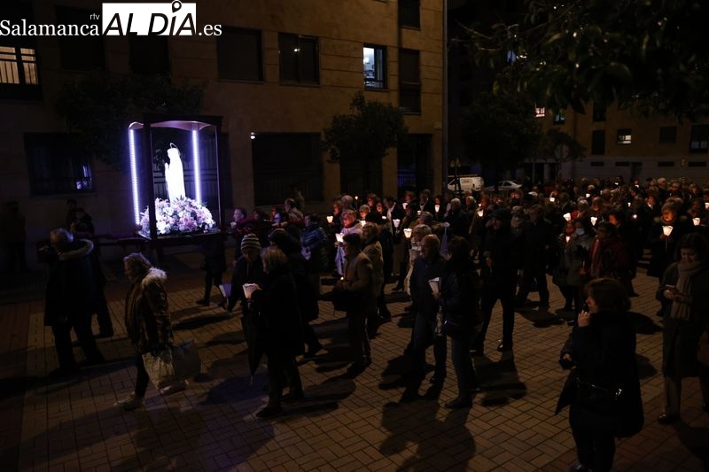Emotiva procesión con velas en honor a la Virgen de Lourdes en el barrio Capuchinos