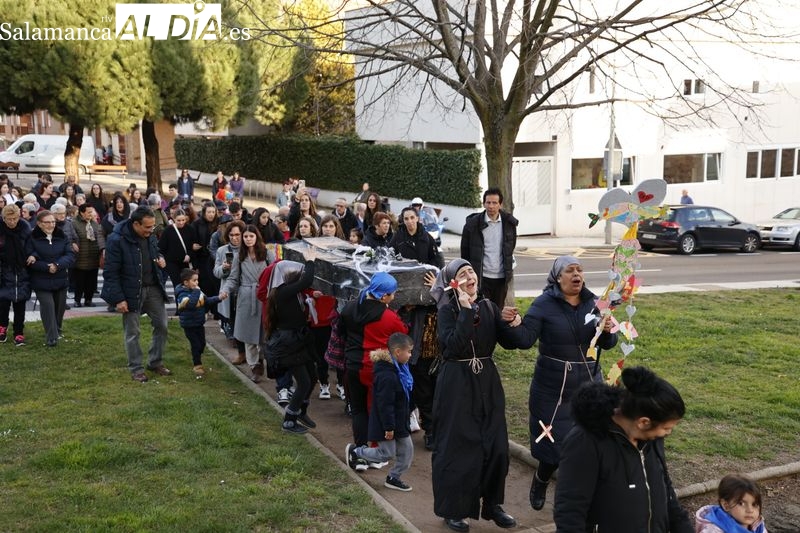 El Carnaval se despide del Rollo-Puente Ladrillo con su tradicional Entierro de la Sardina 