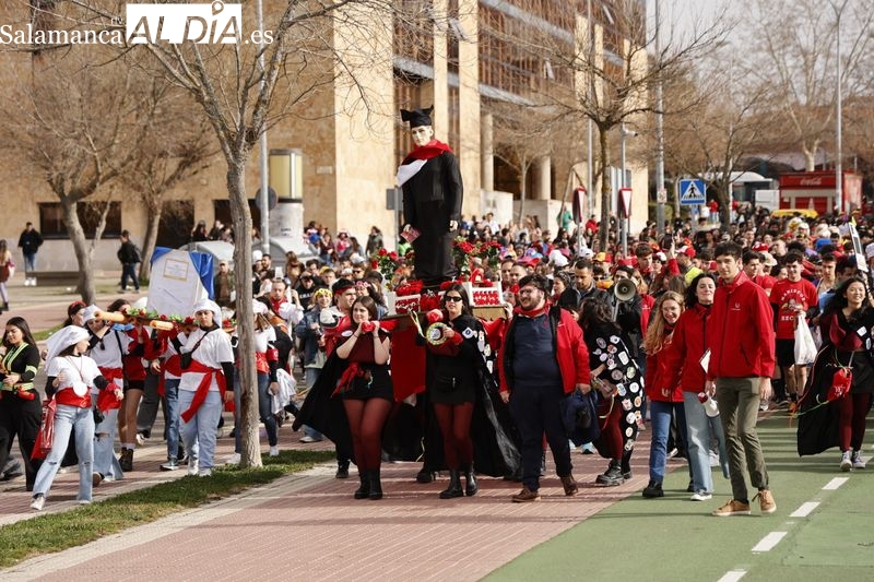 Universitarios celebran el CODEX con charanga, disfraces y procesión de su patrón
