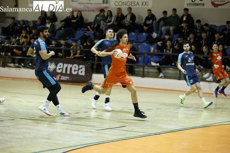 El BM Salamanca supera al Astillero (27-23)