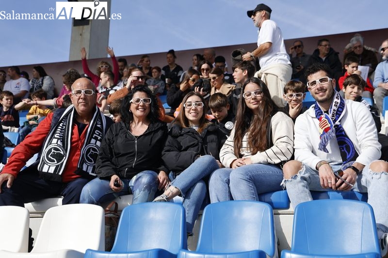 Las gafas de Dani Ponz se convierten en la gran atracción del Reina Sofía para la afición de Unionistas