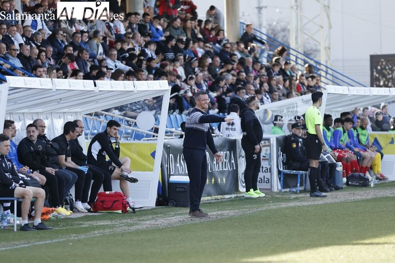 Dani Ponz y sus gafas entre la afición de Unionistas: Habla del carácter festivo y simpático que tenemos aquí