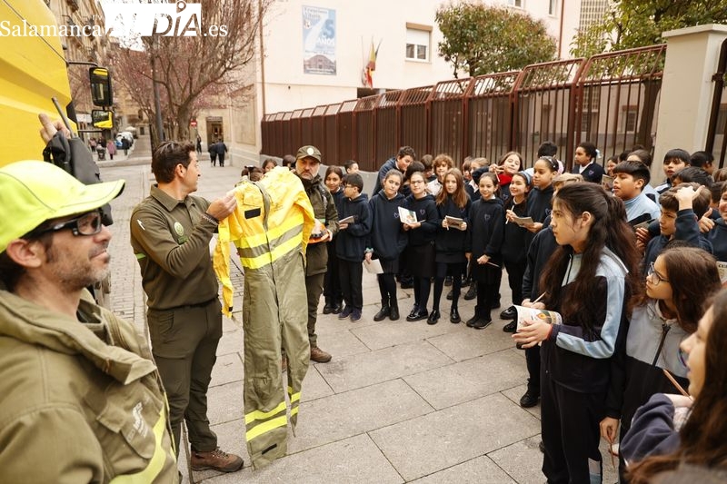 Los agentes medioambientales enseñan a escolares de Salamanca cómo es su trabajo