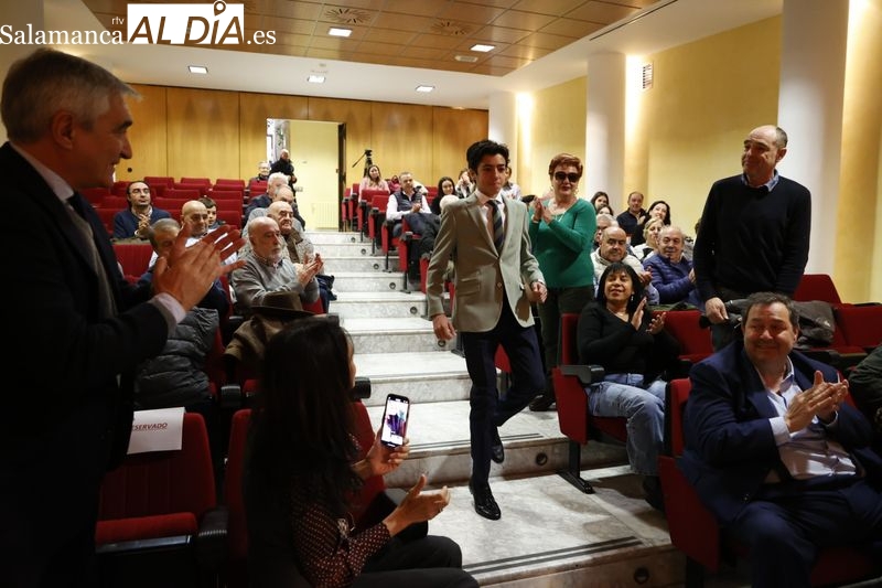 El joven novillero Marco Pérez, arropado por los aficionados en Salamanca