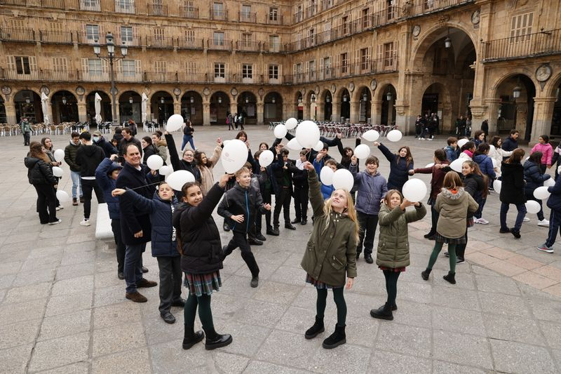 Alumnos y docentes salmantinos convierten la Plaza Mayor en una pista de baile 