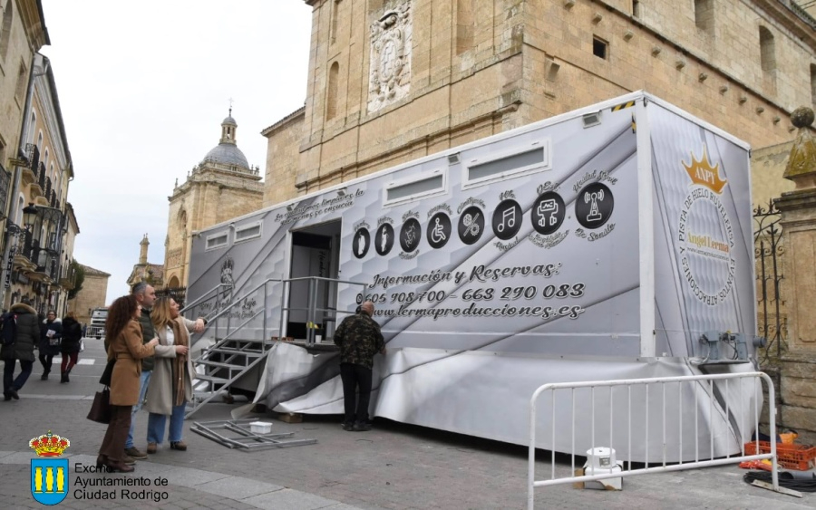 Llega a Ciudad Rodrigo el novedoso camión de ‘baños premium’