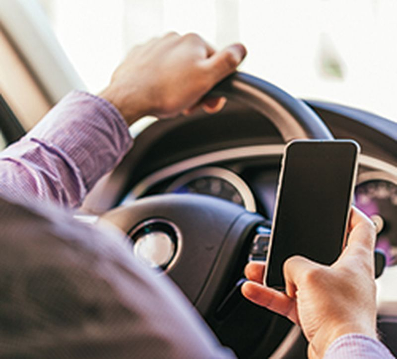 Sorprendido un vecino de Soria de 47 años con un teléfono y un audífono en el teórico del carnet de conducir