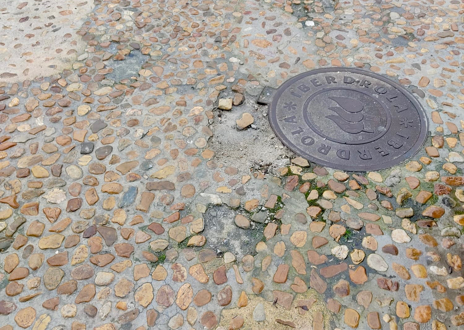 Peñaranda en Común pide al gobierno local dar una solución definitiva para el empedrado de la Plaza de la Constitución