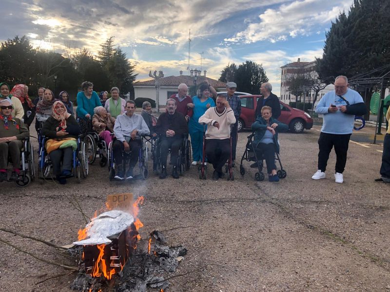 Los mayores de la Residencia Arapiles disfrutan del Carnaval 